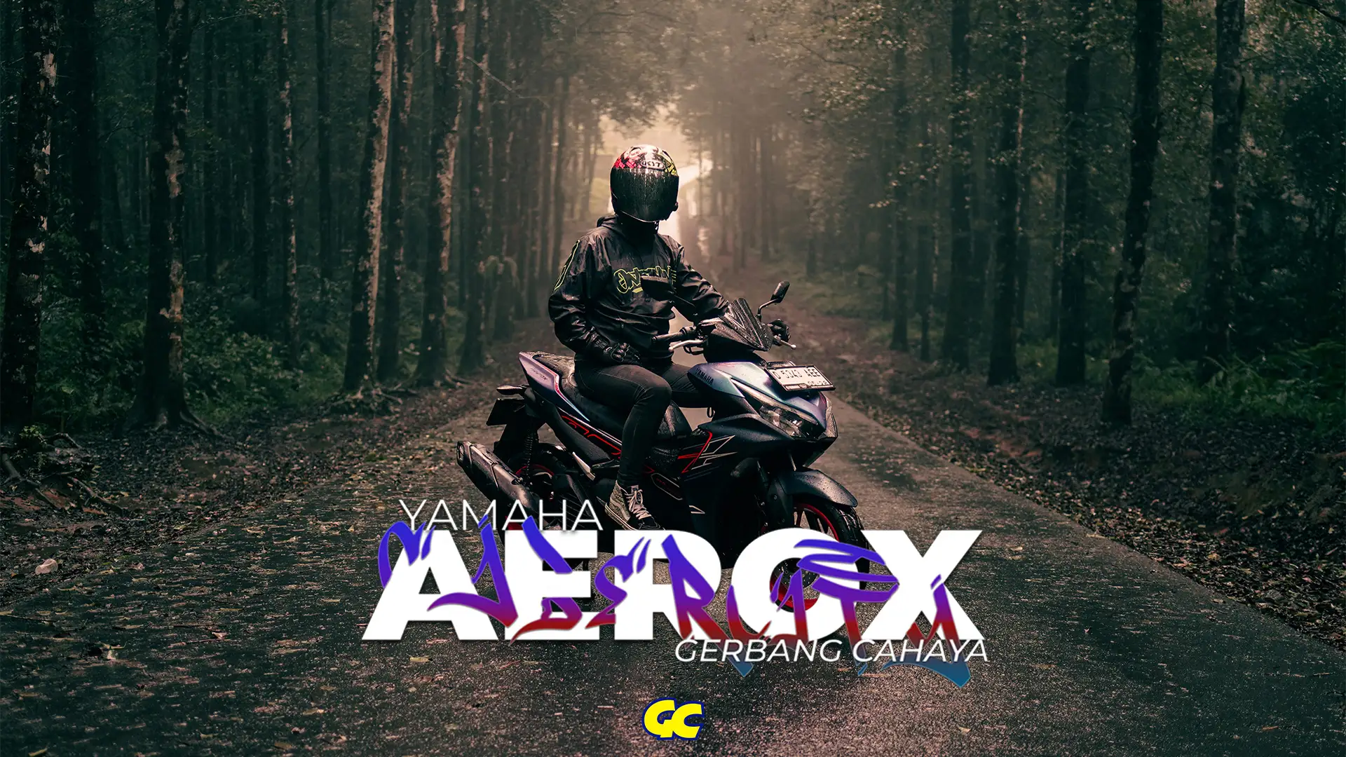 Pengendara Yamaha Aerox melintasi jalan hutan berkabut