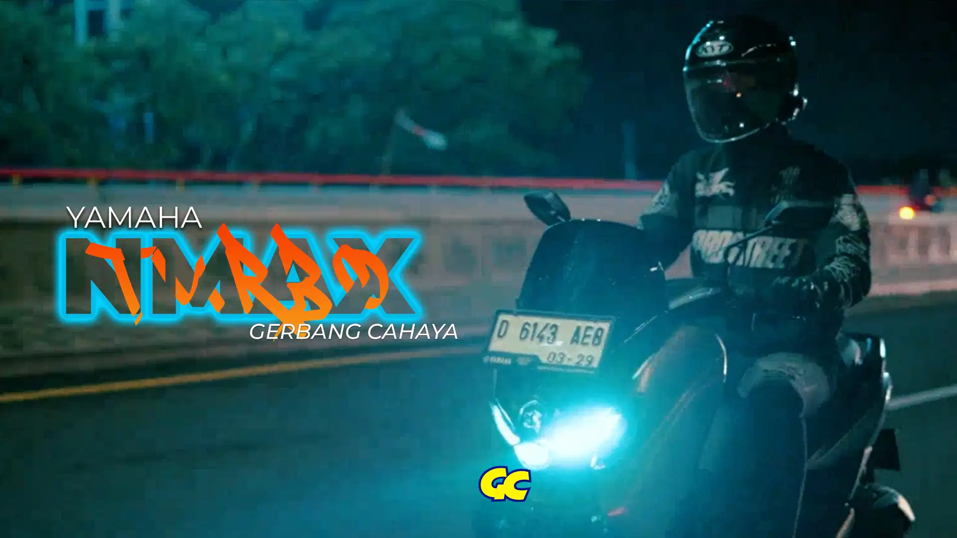 Yamaha NMAX melaju di jalan kota pada malam hari